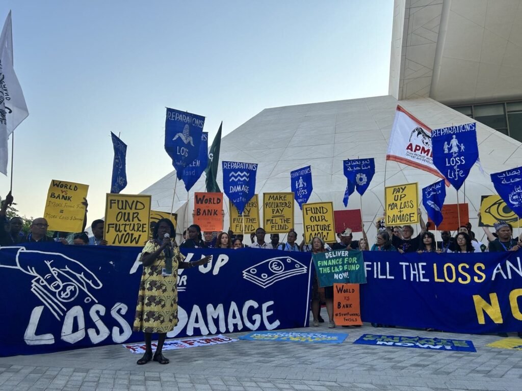Aksi organisasi masyarakat sipil di COP28 menuntuttanggung jawab negara industri maju untuk membayar
lebih ke dana loss and damage